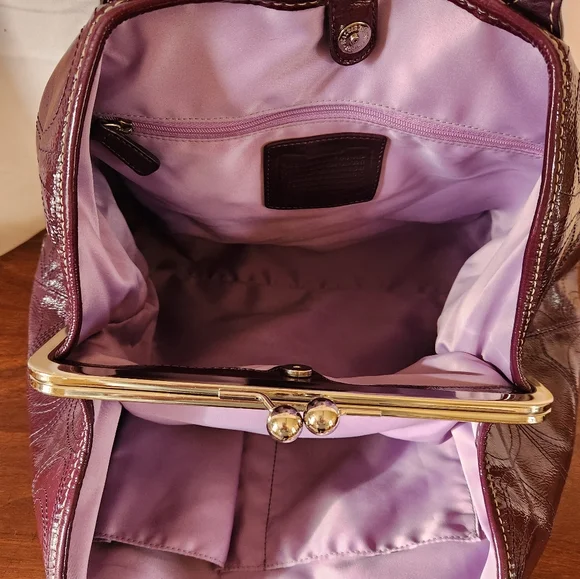 Spotless deep plum "Nora" Kisslock in patent leather. - Picture 7 of 11